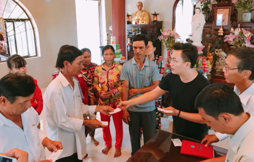 Anh cũng thường xuyên đi làm từ thiện
