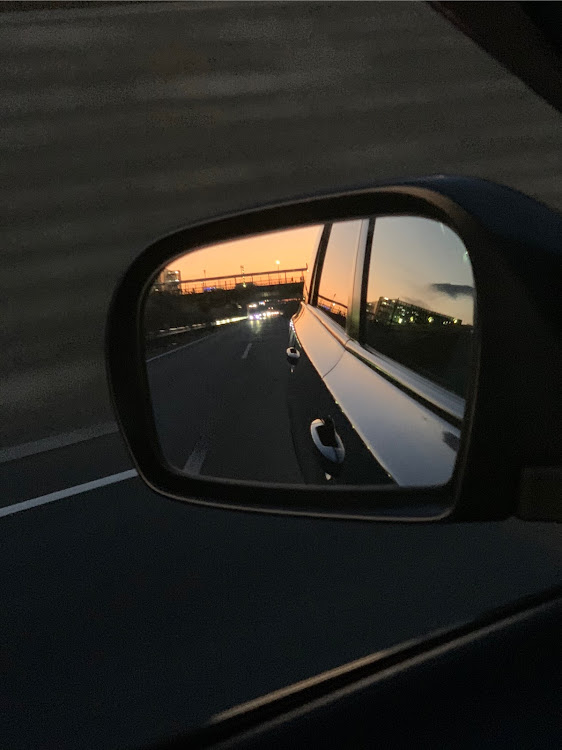 エクシーガの夕陽が綺麗でした・夕陽に照らされて・助手席からの風景・悪くないに関するカスタム事例の投稿画像1枚目