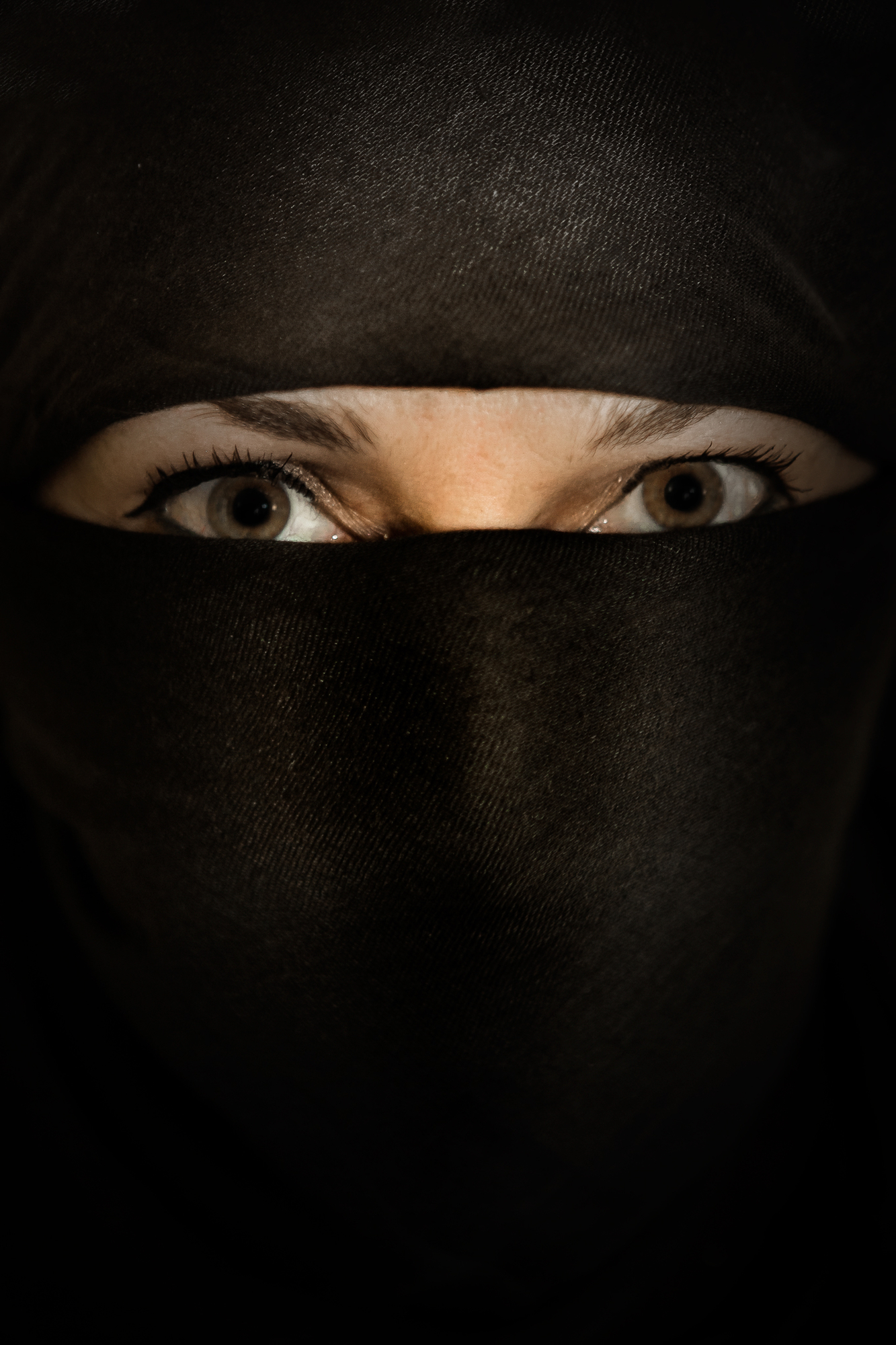 Nascosta dal burqa, ma non a tutti di NickAdami