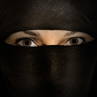 Nascosta dal burqa, ma non a tutti di 