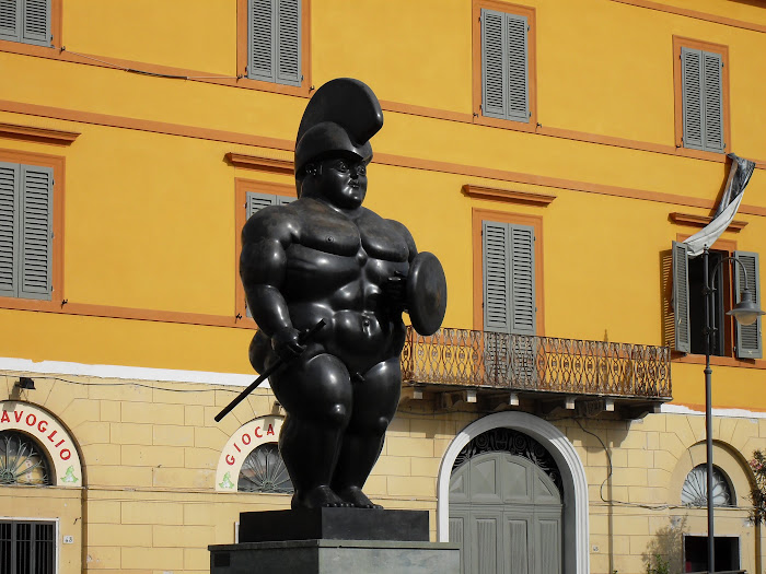 Fernando Botero, Il Guerriero, 1992, bronzo, Piazza Matteotti, Pietrasanta