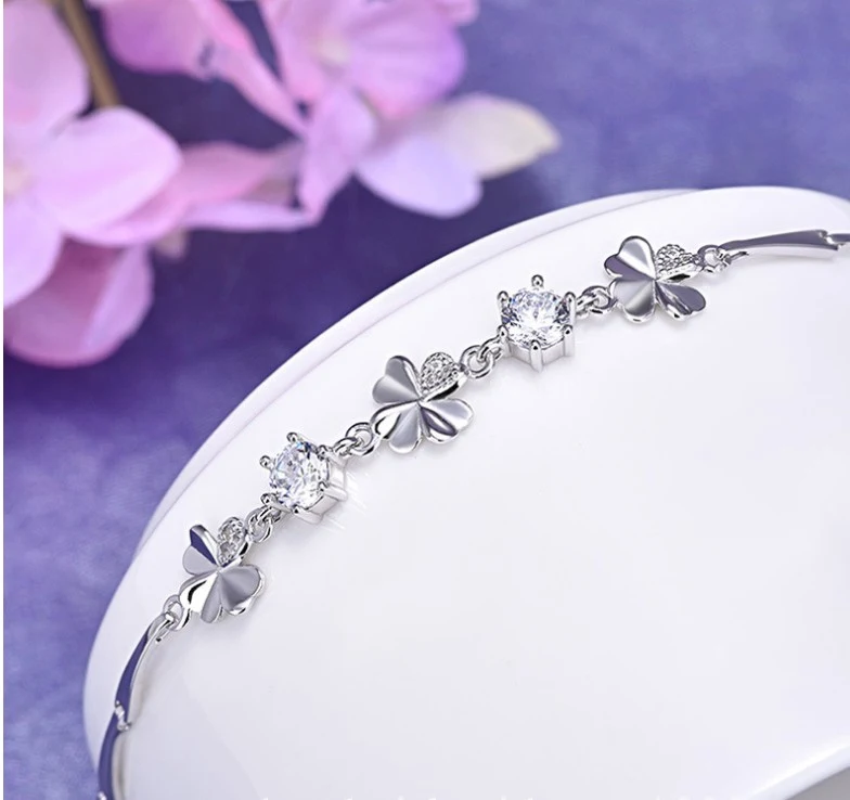 S925 Zilveren Amethist Armband, een stijlvol sieraad. Deze armband is perfect voor een vleugje elegantie en kleur bij elke outfit.