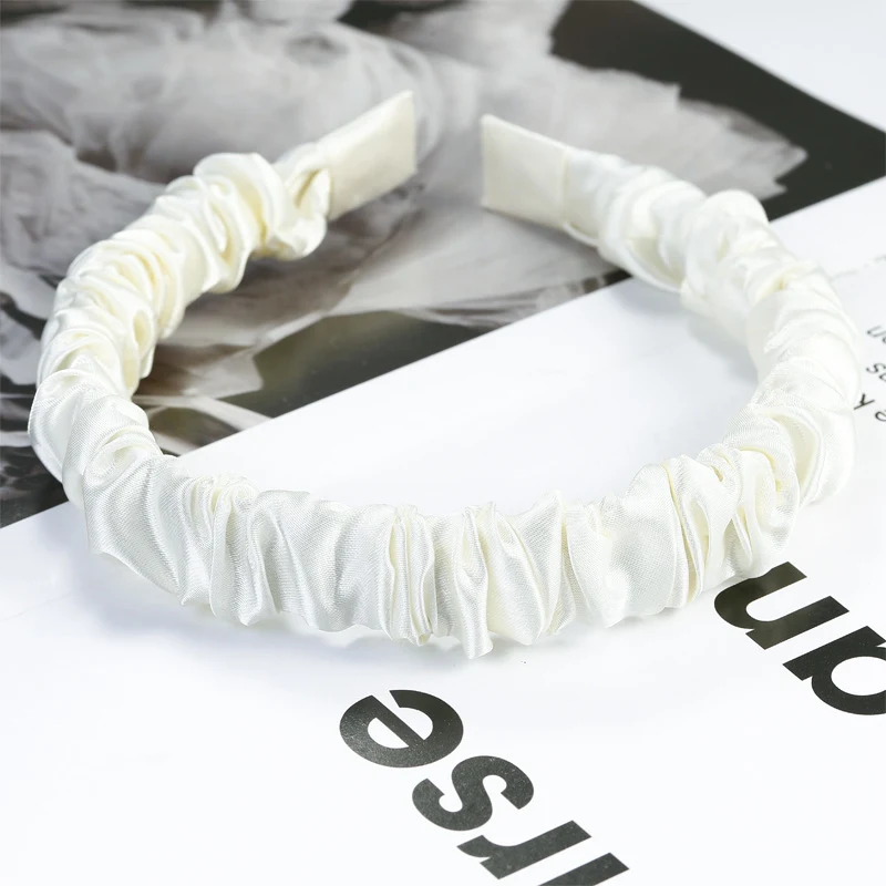 Französisches Retro Stoff Stirnband gefaltet für Mädchen. Vielseitig kombinierbar für einen bezaubernden, stilvollen Look.