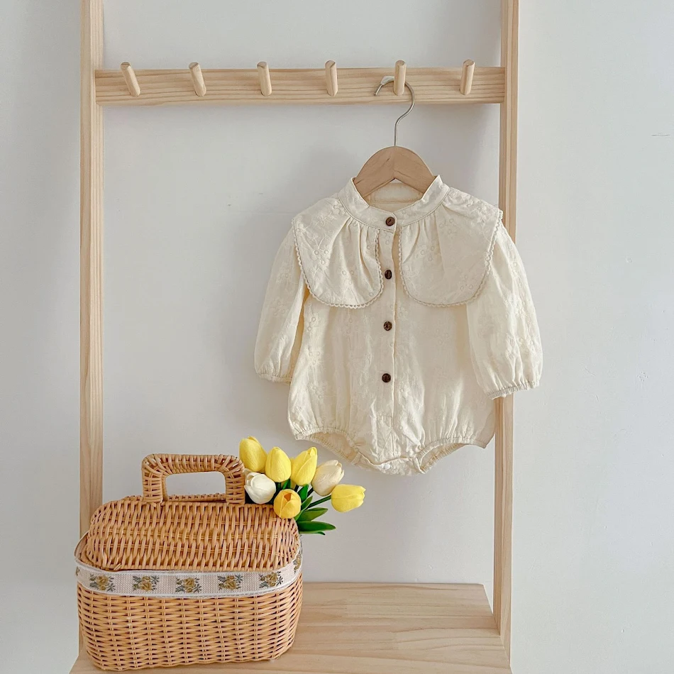 Barboteuse bébé style coréen avec grand revers, combinaison bébé, confortable et tendance, idéale pour votre tout-petit.