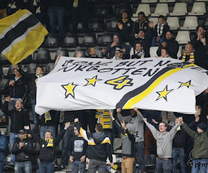 Fans van Charleroi en Lokeren eren Grégory Mertens op deze knappe wijze!