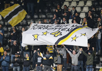 Fans van Charleroi en Lokeren eren Grégory Mertens op deze knappe wijze!