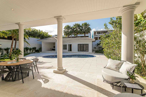 House with pool and garden 4