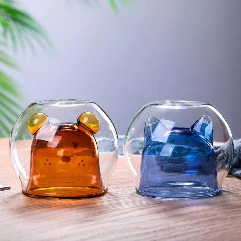 Tazza in vetro a doppio strato con stampa animalier Goditi le tue bevande calde o fredde con stile e mantieni la temperatura più a lungo. Perfetta per ogni momento.
