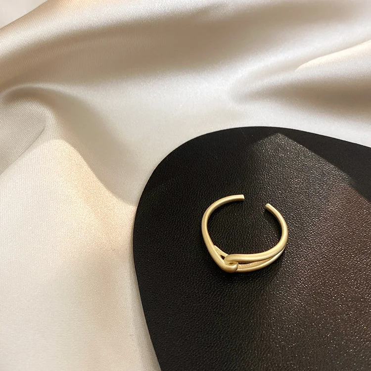 Bague métallique étagée, un bijou unique pour un style affirmé. Son design moderne sublimera votre tenue. Optez pour l'élégance et l'originalité.
