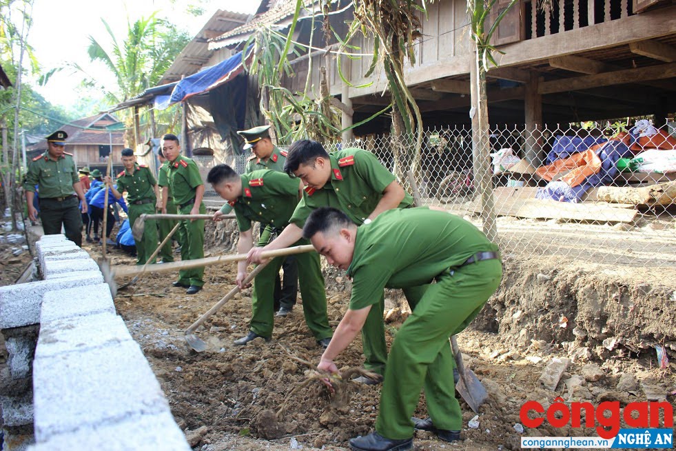 Công an huyện Quỳ Châu giúp nhân dân làm đường giao thông nông thôn