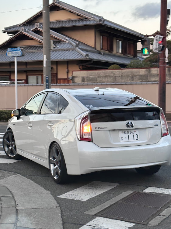プリウスのプリウス・自分の車が走ってる・新たな発送・愛車のお尻はこんな感じに関するカスタム事例の投稿画像1枚目