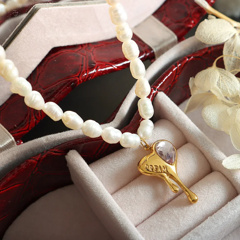 Zoetwaterparelketting met ingelegde zirkonen letterhanger, een elegante en gepersonaliseerde accessoire voor elke outfit.