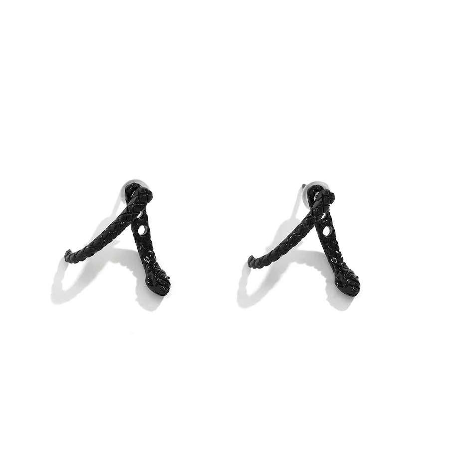 Boucles d'oreilles tendance en métal serpentin au design exagéré. Affirmez votre style avec ces accessoires audacieux et sophistiqués.