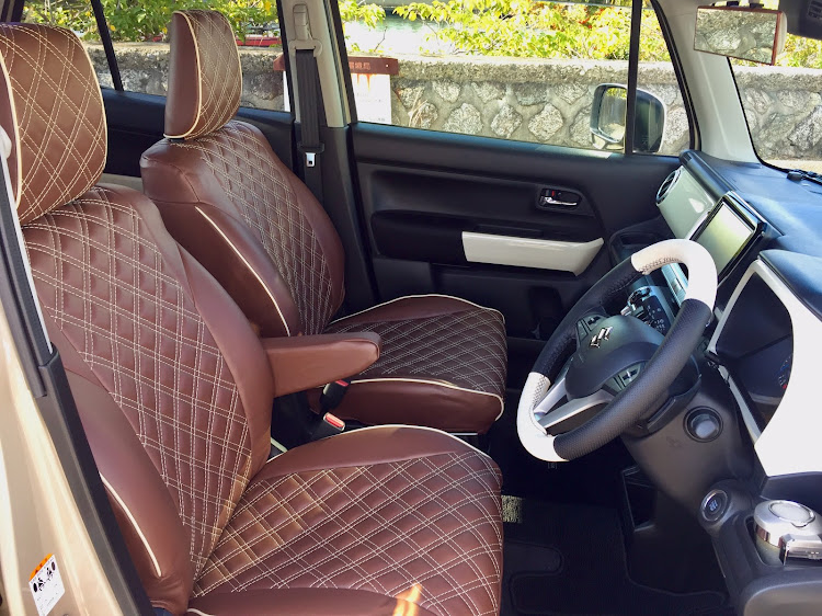 クロスビーの家の車・ホイール交換・編み込み式ハンドルカバー・シートカバー・ラゲッジマットに関するカスタム事例の投稿画像4枚目