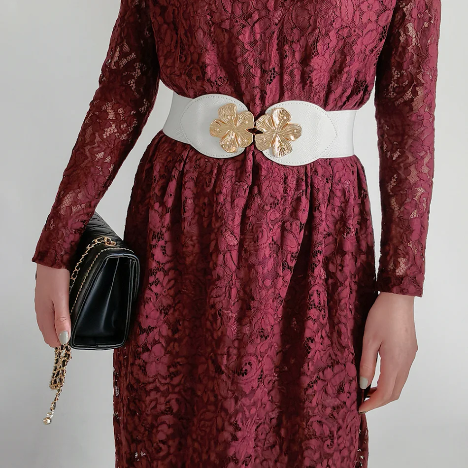 Ceinture élastique large femme à fleurs, boucle en métal, parfaite pour manteaux et jupes. Confort et élégance pour votre taille.