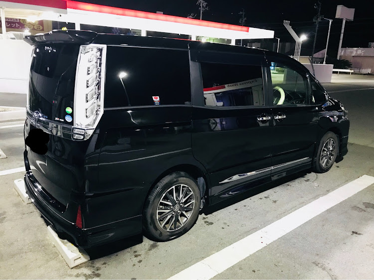 ヴォクシーのヴォクシー・洗車・メテオテールに関するカスタム事例の投稿画像1枚目