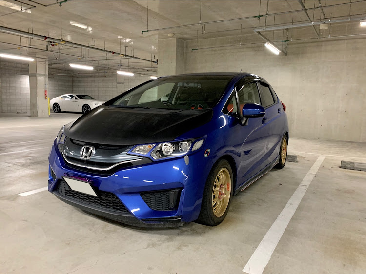 フィットのシート交換・ボンネット塗装・洗車に関するカスタム事例の投稿画像1枚目