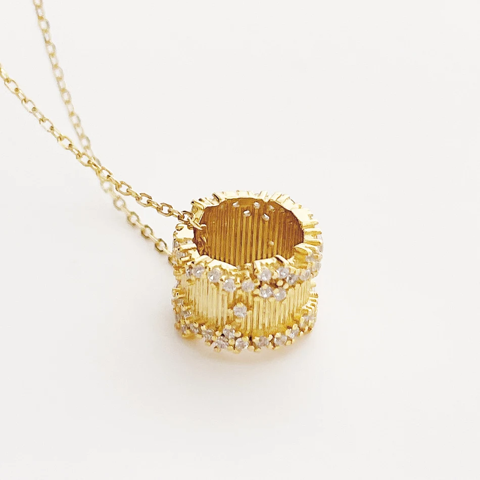 Collier doré à perles rotatives, simple et chic. Le style 
