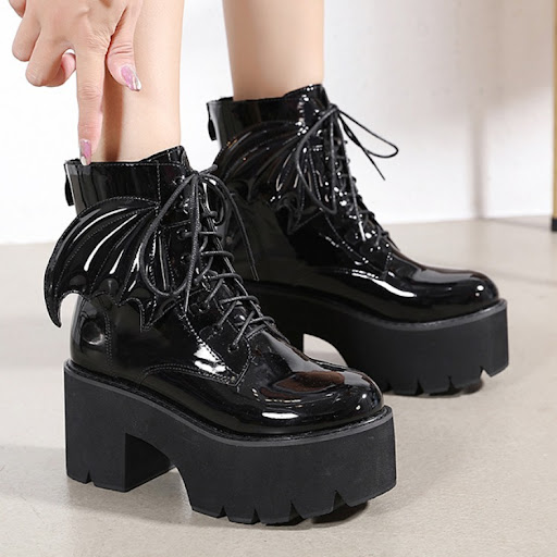 Title 3, Bottines gothiques talons hauts cuir verni plat...