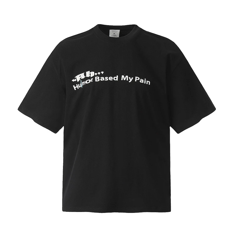Camiseta masculina de manga curta com estampa criativa de letras, confortável e ideal para um visual moderno e despojado.