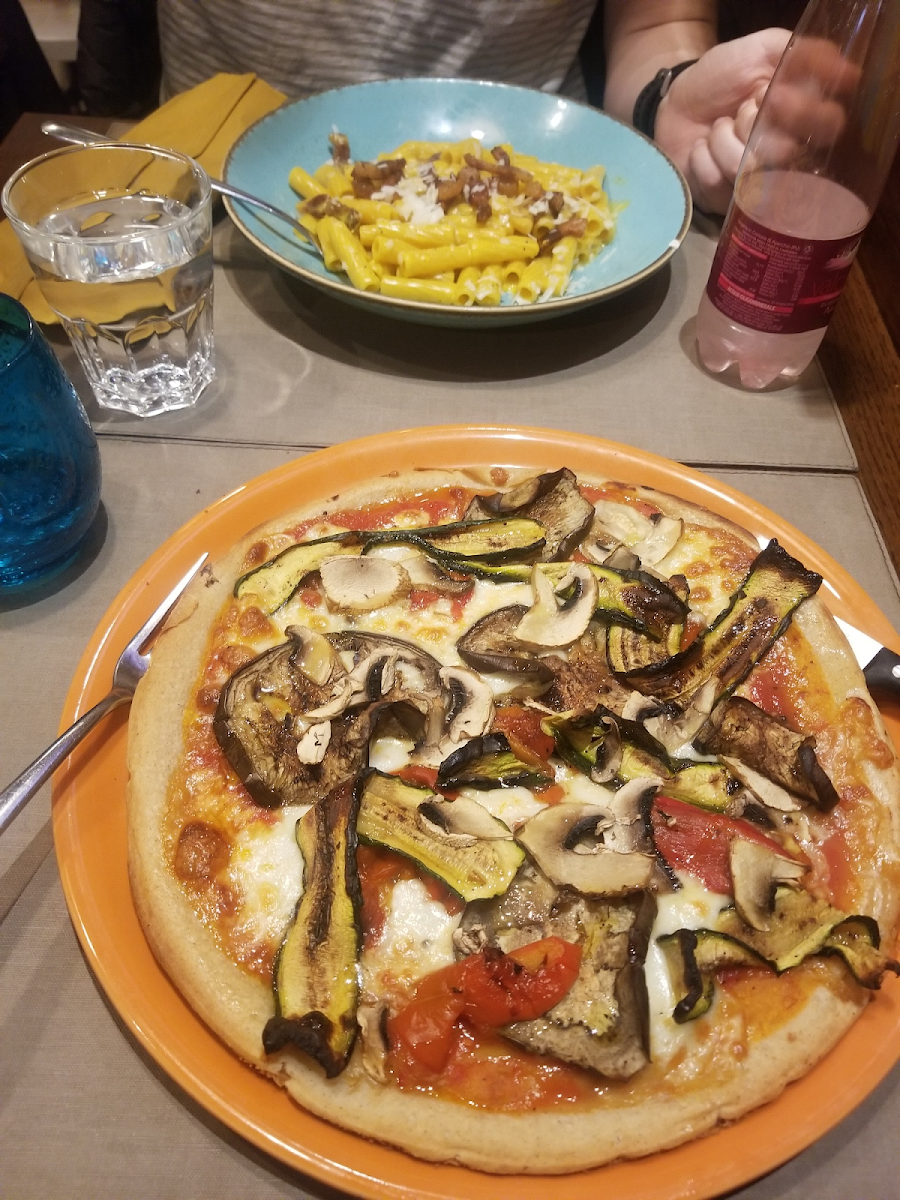 GF pizza vegetariana (gf pasta in background too)