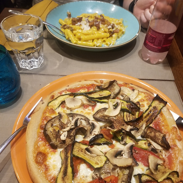 GF pizza vegetariana (gf pasta in background too)