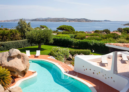 Villa avec piscine et jardin 1