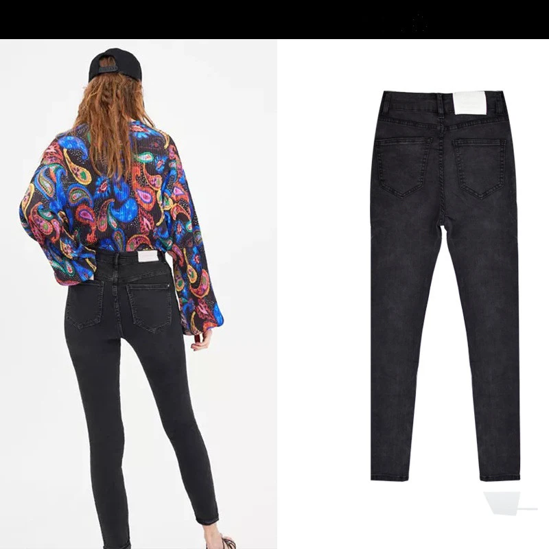 Calças jeans com botões, essenciais para seu guarda-roupa. Conforto e estilo em uma peça versátil, ideal para looks casuais e modernos.