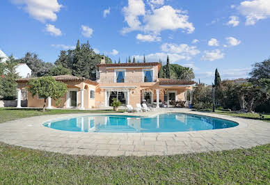 Villa with pool 3