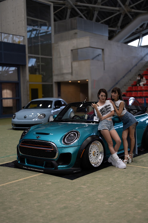 ミニ コンバーチブルのMINI JCW・コンバーチブル・CHEVLON RACING・RAWCARism・ドアバイザー無し派に関するカスタム事例の投稿画像1枚目