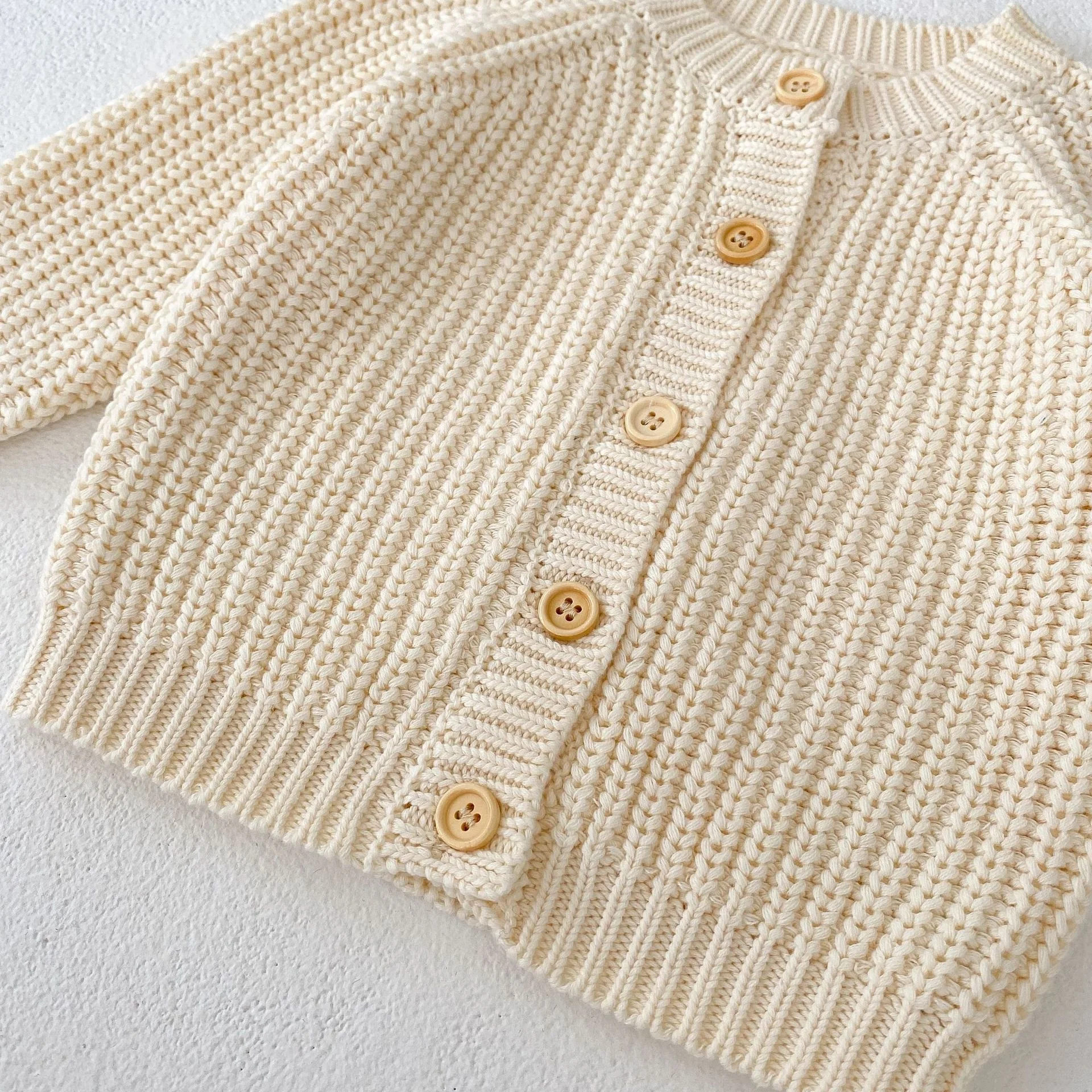 Title 5, Cremeweiße Strickjacke mit langen Ärmeln als Ca...
