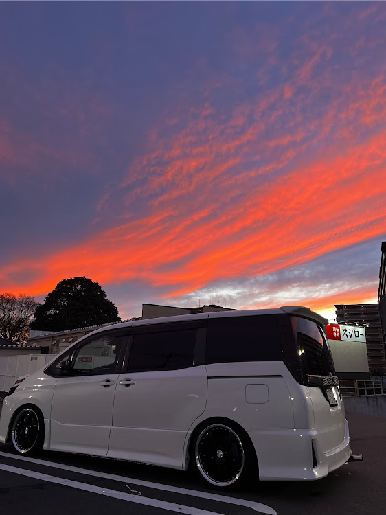ヴォクシーの夕日と愛車・癒しに関するカスタム事例の投稿画像1枚目