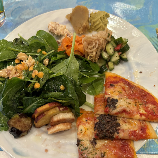 Salad and pizza! Yum!