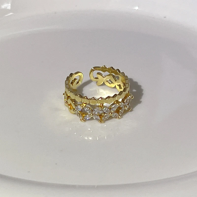 Anel Premium de Zircônia para Mulher, Luxo Leve. Adicione um toque de brilho e sofisticação ao seu visual com este anel elegante.