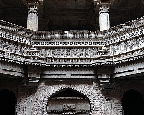 Adalaj Stepwell | Rajkot to Ahmedabad Taxi Service