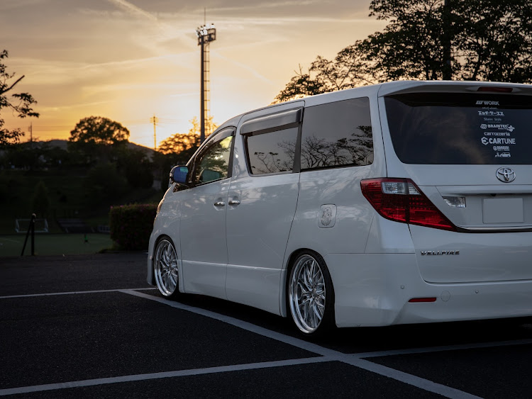 ヴェルファイアの夕焼けと愛車・悩んでるときが一番楽しい・早くこいこい🚙・あれこれ妄想に関するカスタム事例の投稿画像4枚目