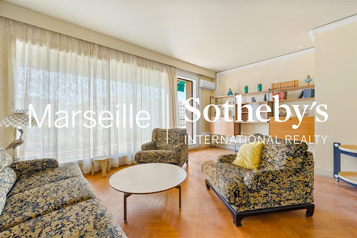 Living room with floral sofas and armchairs - Luxury property for sale in Marseille 8ème, 5 rooms, 3 bedrooms