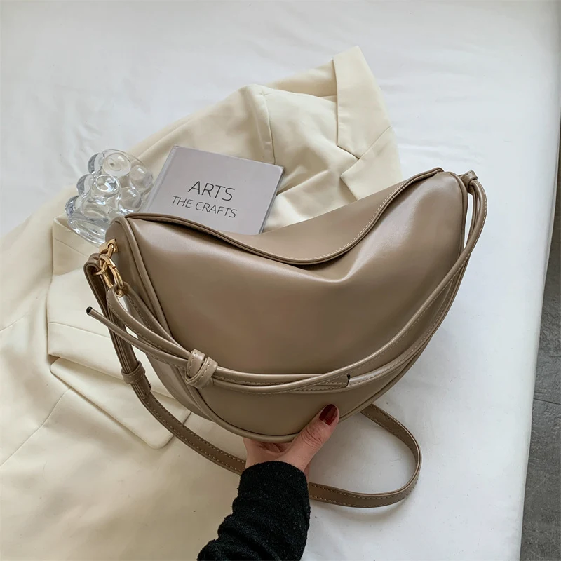 Niche Underarm Soft Skin Crescent Single Shoulder Crossbody Bag, a soft and stylish everyday bag, perfect for carrying e