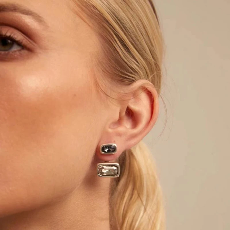 Boucles d'oreilles clous design asymétrique spéciales avec cristaux de couleur, haut de gamme, pour un style unique.
