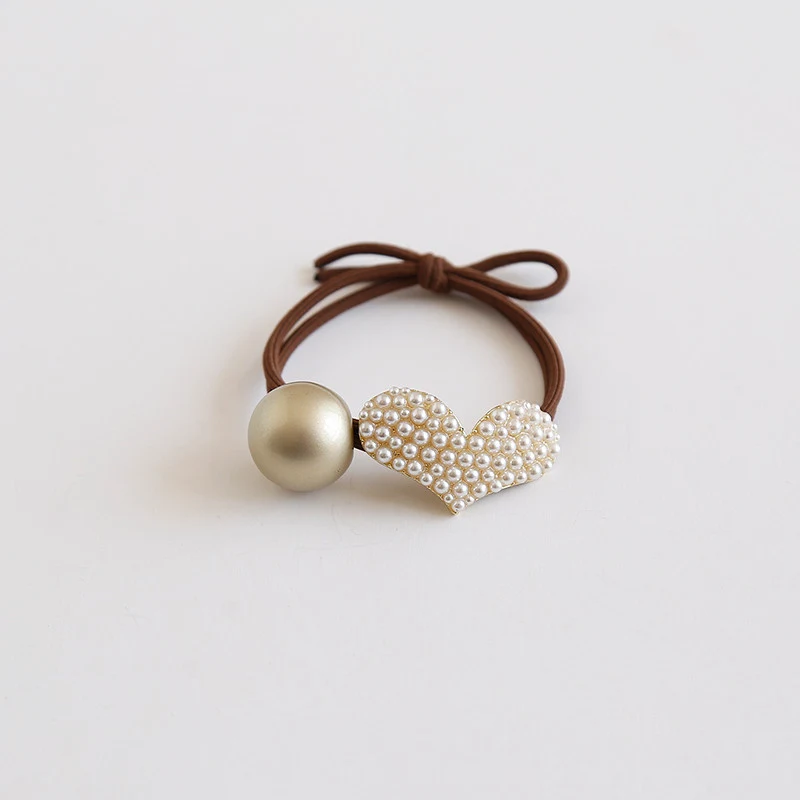 Coletero para cabello Alloy Pearl Coffee Tie, elegante y duradero. Sujeta tu pelo con estilo y comodidad, perfecto para cualquier ocasión.