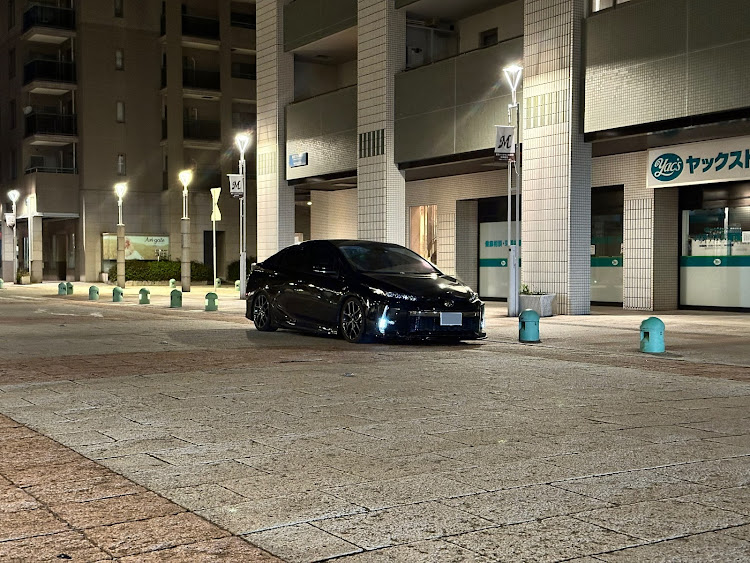 プリウスPHVのプリウスPHV・車高調・シャコタン・プリウス・純ベタ風に関するカスタム事例の投稿画像1枚目