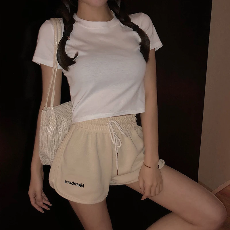 Shorts largos de corda para estudantes, combinam com tudo, perfeitos para um visual casual e confortável. A escolha ideal para o dia a dia.
