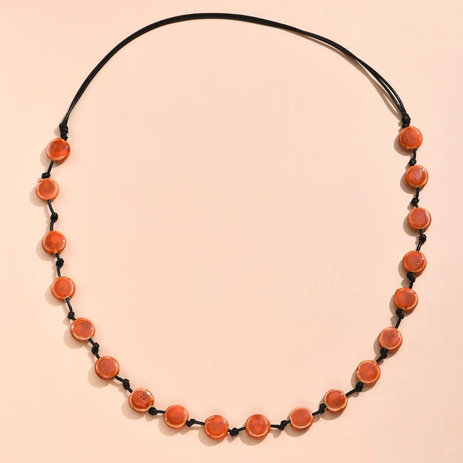 Lange, eenvoudige ketting met platte kralen voor dames. Een elegante en veelzijdige accessoire, minimalistisch design, perfect voor dagelijks gebruik en speciale gelegenheden.