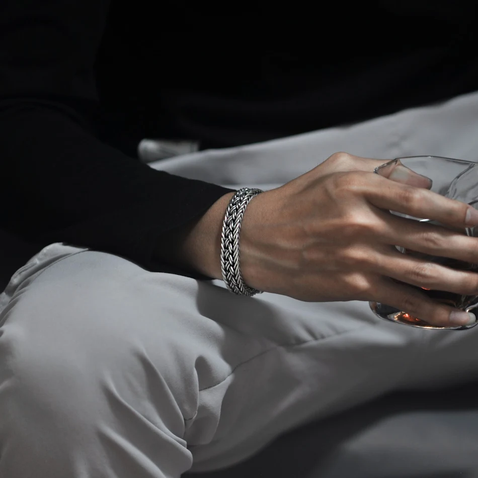 Antieke brede gevlochten armband voor heren, dikke armband met ringgesp, genereus merk, een trendy accessoire.