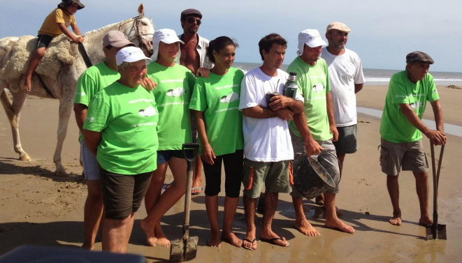 Pescadores recolectores de la almeja amarilla en La Coronilla, Rocha.