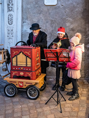 Suonatore d'organetto a manovella di Ginko