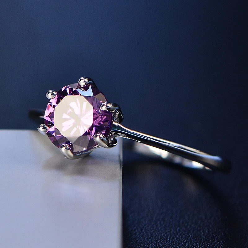 Anel de diamante e zircônia para casamento Um anel de noivado perfeito que combina o brilho do diamante com a beleza da zircônia, ideal para o seu dia especial.