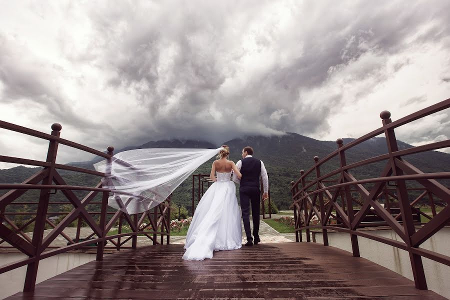 Fotógrafo de casamento Denis Vyalov (vyalovdenis). Foto de 14 de julho 2016
