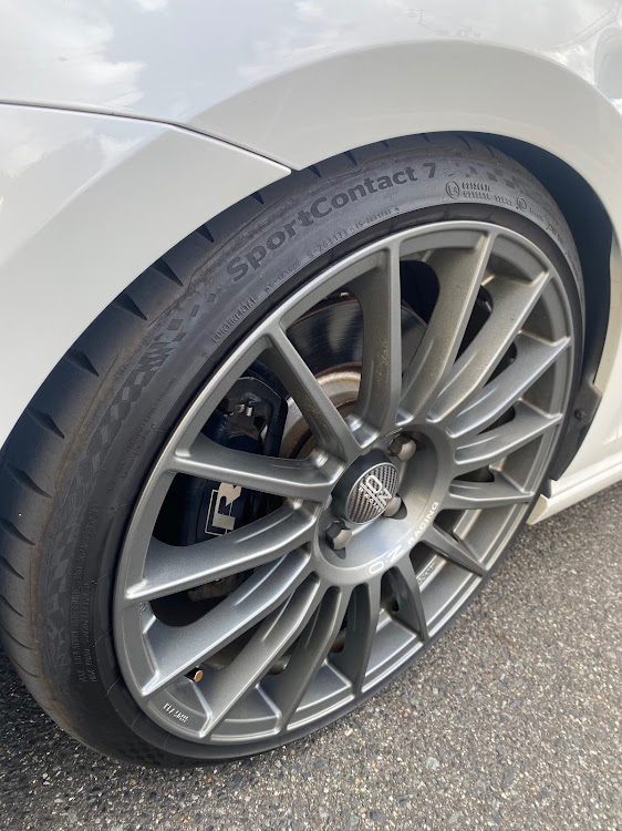 プリウスのVW・ゴルフR・洗車・シンプルはいいぞ！・ローアングルショットに関するカスタム事例の投稿画像3枚目