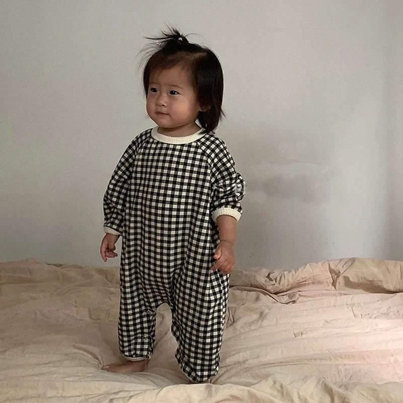 Herfst newborn baby zwart-wit geruit losjes casual onesie, comfortabel en gemakkelijk te dragen, perfect voor dagelijks gebruik.